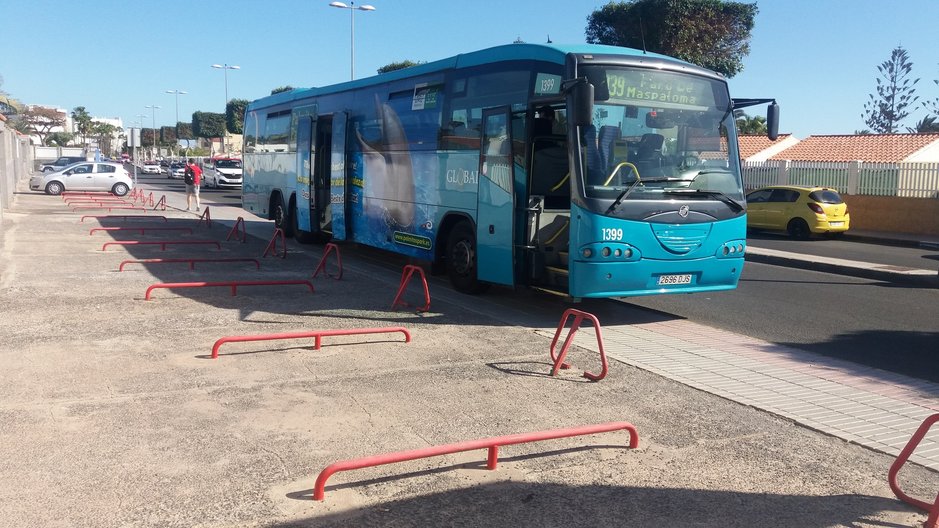 Bussit – Bussilla lentokentälle<br />
Bussit – Bussilla lentokentälle<br />