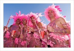 Espanja oli kolmas maa maailmassa, joka laillisti samaa sukupuolta olevien avioliitot. Etenkin Gran Canarialla suhtautuminen homoseksuaalisuuteen on erittäin avointa ja hyväksyvää. Nyt 19.-25. toukokuuta Playa del Inglesissä järjestään jo 13. kertaa muun muassa supersuosittu, vuosittainen Gay Pride -tapahtuma. Espanja oli kolmas maa maailmassa, joka laillisti samaa sukupuolta olevien avioliitot. Etenkin Gran Canarialla suhtautuminen homoseksuaalisuuteen on erittäin avointa ja hyväksyvää. Nyt 19.-25. toukokuuta Playa del Inglesissä järjestään jo 13. kertaa muun muassa supersuosittu, vuosittainen Gay Pride -tapahtuma.