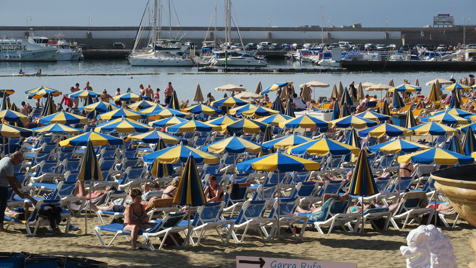 Kanarialle saapunee ensi kautenakin miljoonia turisteja kuten ennenkin, mutta pienetkin muutokset kävijämärissä vaikuttavat suuresti turismiriippuvaisen alueen talouteen. Kanarialle saapunee ensi kautenakin miljoonia turisteja kuten ennenkin, mutta pienetkin muutokset kävijämärissä vaikuttavat suuresti turismiriippuvaisen alueen talouteen.