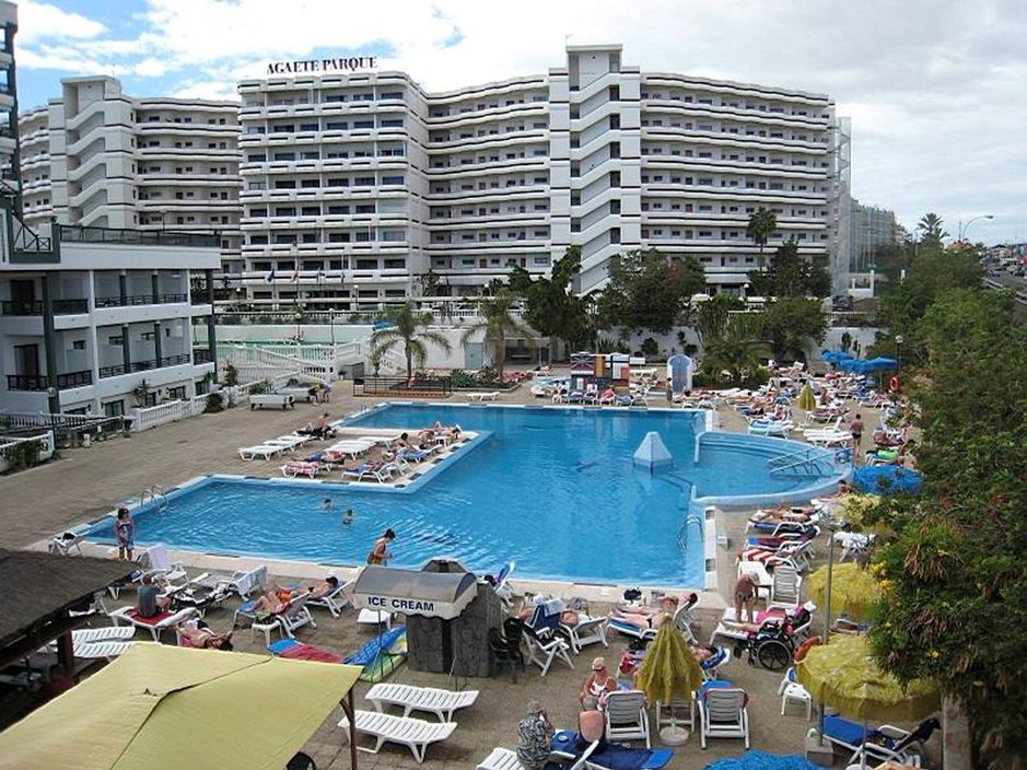 Gran Canarialta löytyy monentasoista majoitusta aina luksustason kylpylähotellista huoneistohotelliin. Kuva Playa del Inglesistä, hotelli Green Fieldin allas-alue ja taustalla Agaete Park -hotelli, jotka molemmat ovat suosittuja suomalaisten keskuudessa. Gran Canarialta löytyy monentasoista majoitusta aina luksustason kylpylähotellista huoneistohotelliin. Kuva Playa del Inglesistä, hotelli Green Fieldin allas-alue ja taustalla Agaete Park -hotelli, jotka molemmat ovat suosittuja suomalaisten keskuudessa.