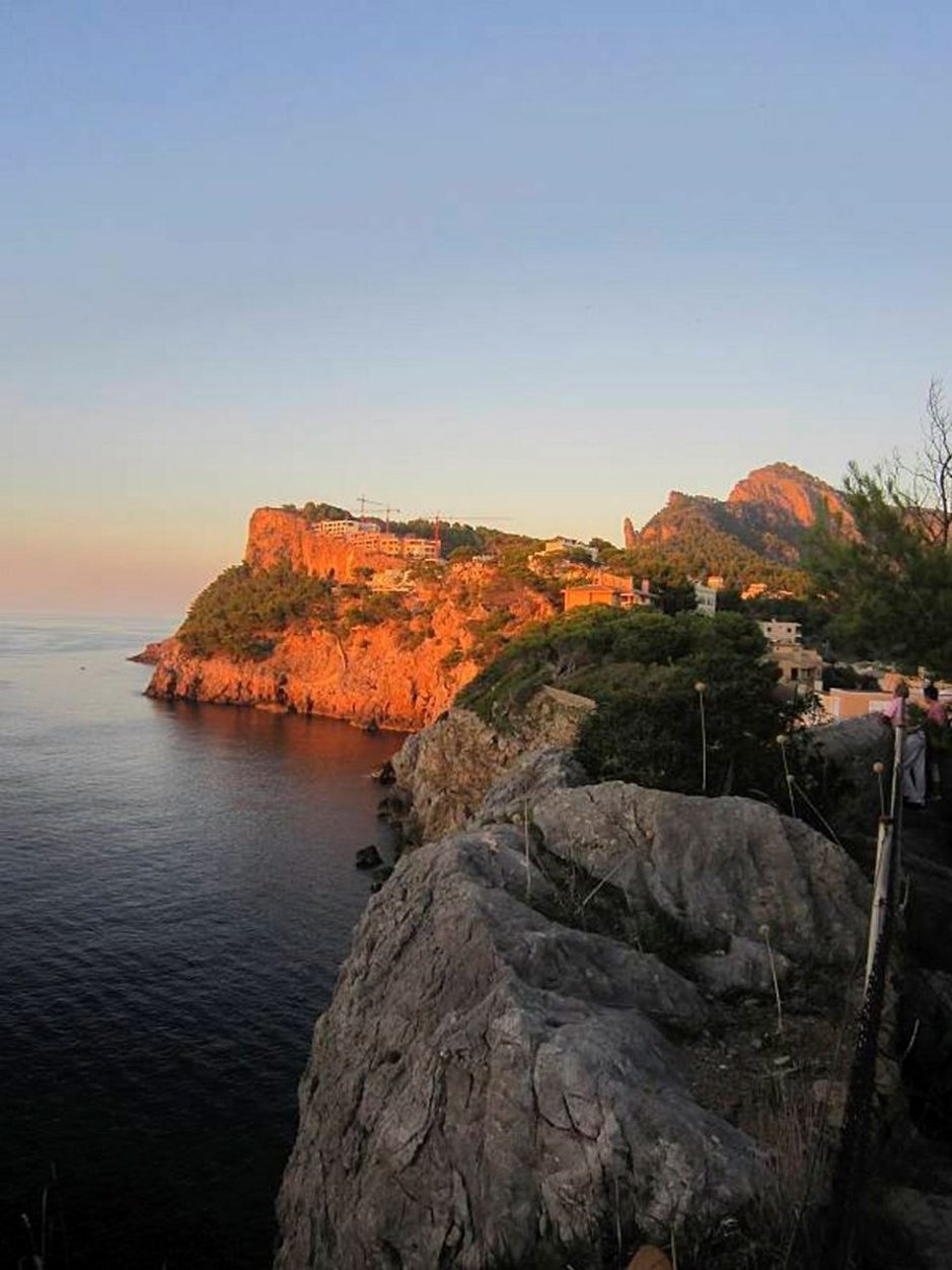 Mallorcan kesämatkailuun on tulossa mullistava muutos, kun yksityiset eivät voi enää vuokrata asuntojaan matkailijoille. Kuva Puerto de Sólleristä. Kuvat Jorma Aula. Mallorcan kesämatkailuun on tulossa mullistava muutos, kun yksityiset eivät voi enää vuokrata asuntojaan matkailijoille. Kuva Puerto de Sólleristä. Kuvat Jorma Aula.
