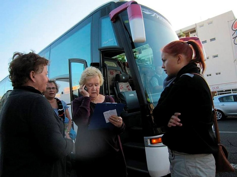 Suomalaiset matkustavat omalla bussilla. Opas Marja-Leena Honkanen yrittää löytää istumapaikat myös niille, jotka eivät ole ilmoittautuneet ennakkoon. Suomalaiset matkustavat omalla bussilla. Opas Marja-Leena Honkanen yrittää löytää istumapaikat myös niille, jotka eivät ole ilmoittautuneet ennakkoon.