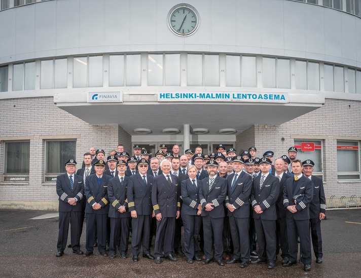 Malmilla otettiin ainutlaatuinen<br />
yhteiskuva lentoaseman puolesta Malmilla otettiin ainutlaatuinen<br />
yhteiskuva lentoaseman puolesta