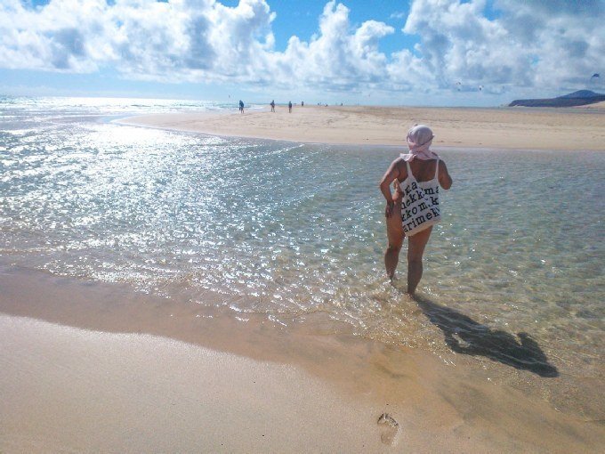 Alastonkävely pitkin Jandian-Sotaventon rantoja on parasta, mitä moni naturisti tietää. Ranta on helposti saavutettavissa, sillä lähimmiltä hotelleilta matkaa tulee vain kolmesataa metriä. Hiekka on hienorakeista, eikä piiskaa kohtuullisellakaan tuulella. Alastonkävely pitkin Jandian-Sotaventon rantoja on parasta, mitä moni naturisti tietää. Ranta on helposti saavutettavissa, sillä lähimmiltä hotelleilta matkaa tulee vain kolmesataa metriä. Hiekka on hienorakeista, eikä piiskaa kohtuullisellakaan tuulella.
