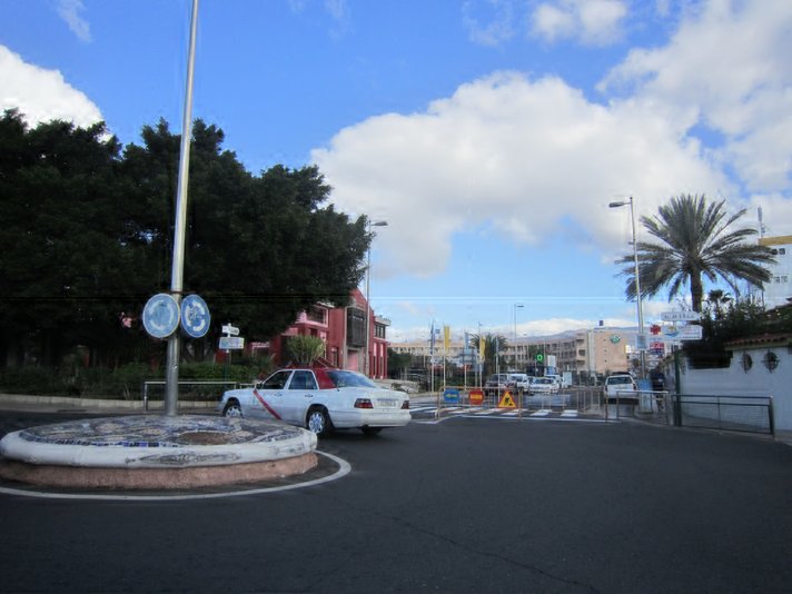 Av.da de España -katu Playa del Inglesissä on suljettu Av.da de España -katu Playa del Inglesissä on suljettu