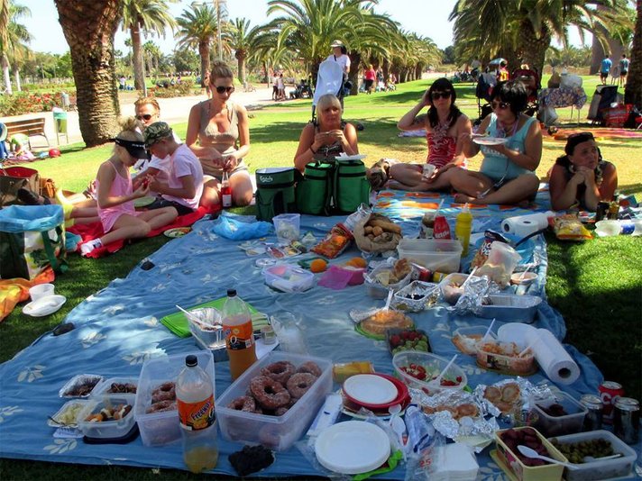 Vappuperinteet Espanjassa ja muualla Euroopassa:<br />
- suomalaisilla picknick-iltapäivä Maspalomaksessa Vappuperinteet Espanjassa ja muualla Euroopassa:<br />
- suomalaisilla picknick-iltapäivä Maspalomaksessa