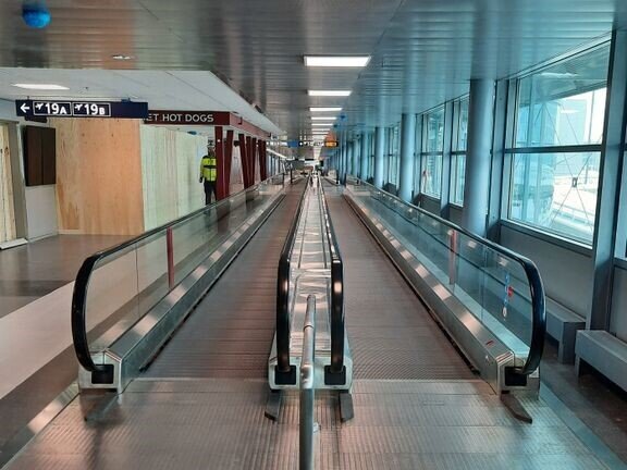 Uutuuttaan hohtavat liukutasot odottavat asiakkaita Helsinki-Vantaa lentoasemalla. Uutuuttaan hohtavat liukutasot odottavat asiakkaita Helsinki-Vantaa lentoasemalla.