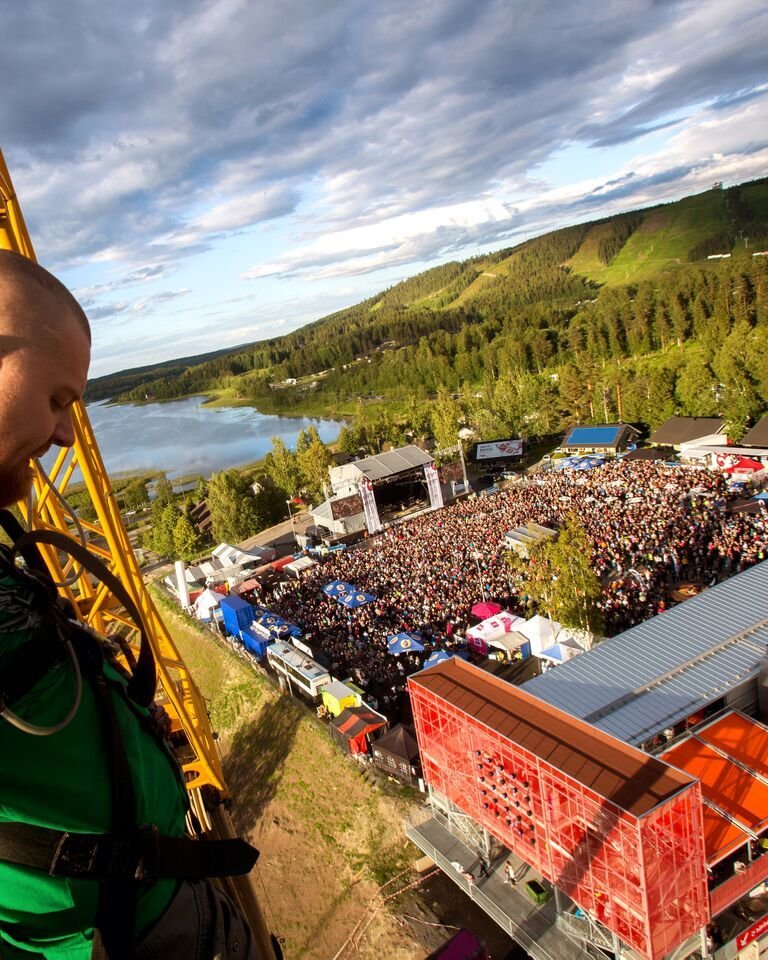 Kesäisin Himoksen kansoittaa festivaalikansa. Kesäisin Himoksen kansoittaa festivaalikansa.