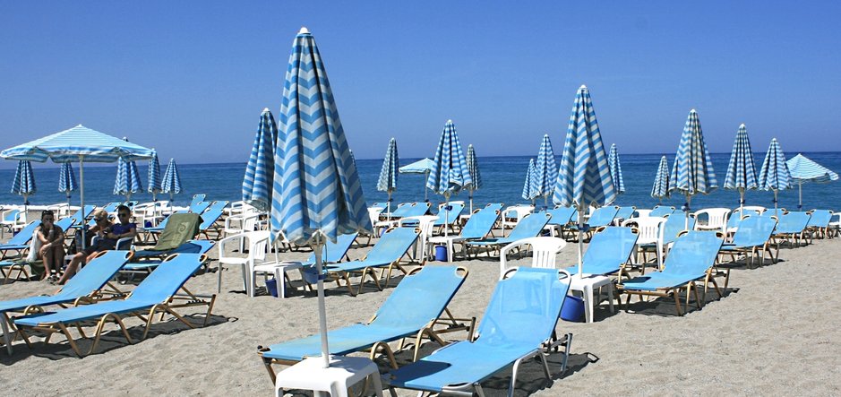 Rethymnon ranta Kreetalla. Suuri osa turisteista saapuu tänne Hanian lentokentän kautta Rethymnon ranta Kreetalla. Suuri osa turisteista saapuu tänne Hanian lentokentän kautta