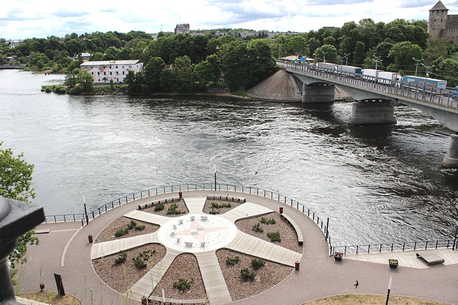 Narvajoen promenadi Viron puolella, Ivangorodin linna ja kaupunki Venäjän puolella.
Narvajoen promenadi Viron puolella, Ivangorodin linna ja kaupunki Venäjän puolella.