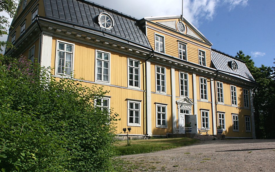 Mustion Linna on yksi Suomen suurimmista puurakennuksista. Mustion Linna on yksi Suomen suurimmista puurakennuksista.