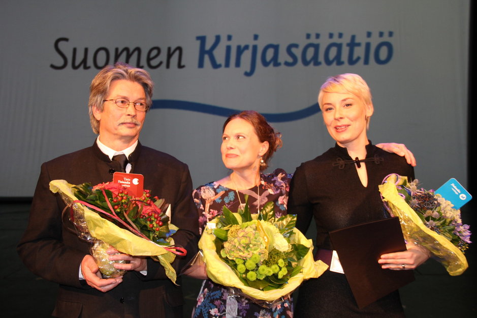 Finlandia-palkittu Laura Lindstedt (oik.), Finlandia Junior –palkittu Nadja
Sumanen ja Tieto-Finlandian voittaja Tapio Tamminen.
Finlandia-palkittu Laura Lindstedt (oik.), Finlandia Junior –palkittu Nadja
Sumanen ja Tieto-Finlandian voittaja Tapio Tamminen.