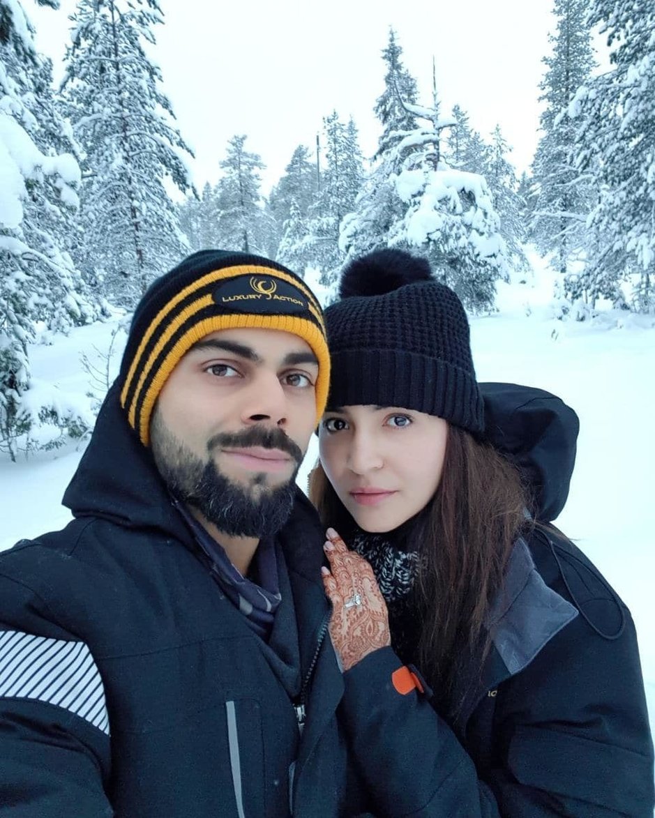 Krikettitähti Virat Kohli ja näyttelijä Anushka Sharma ovat häämatkalla Lapissa. Tänään he julkaisivat tämän kuvan Instagramissaan. - https://www.instagram.com/p/Bct1ME7ggio/ Krikettitähti Virat Kohli ja näyttelijä Anushka Sharma ovat häämatkalla Lapissa. Tänään he julkaisivat tämän kuvan Instagramissaan. - https://www.instagram.com/p/Bct1ME7ggio/