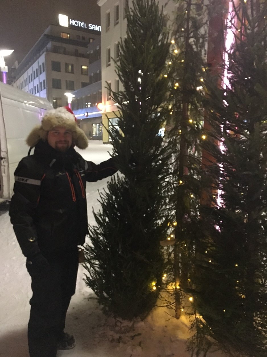 Tältä näyttää Rovaniemen joulukatu aamulla, kun Janne on saanut valmiiksi reilusti yli 50 kuusen asentamisen risukuusien tilalle! Tältä näyttää Rovaniemen joulukatu aamulla, kun Janne on saanut valmiiksi reilusti yli 50 kuusen asentamisen risukuusien tilalle!