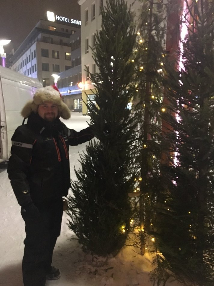 Rovaniemellä 24 yritystä tuo<br />
150 joulukuusta keskustaan Helsinki Rovaniemellä 24 yritystä tuo<br />
150 joulukuusta keskustaan Helsinki