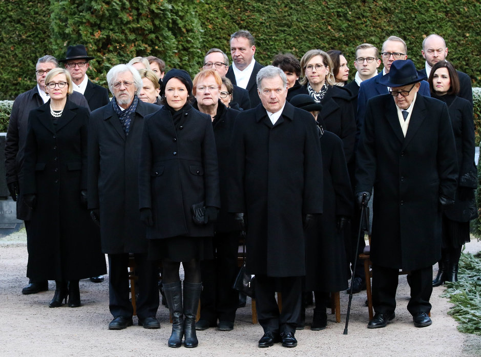Tasavallan presidentti Sauli Niinistö ja puoliso Jenni Haukio sekä taustalla presidenttiparit Tarja Halonen ja Pentti Arajärvi sekä Eeva ja Martti Ahtisaari presidentti Mauno Koiviston hautamuistomerkin paljastustilaisuudessa Hietaniemen hautausmaalla. Heidän takanaan on lisäksi ministereitä sekä eduskunnan puhemiehet. Tasavallan presidentti Sauli Niinistö ja puoliso Jenni Haukio sekä taustalla presidenttiparit Tarja Halonen ja Pentti Arajärvi sekä Eeva ja Martti Ahtisaari presidentti Mauno Koiviston hautamuistomerkin paljastustilaisuudessa Hietaniemen hautausmaalla. Heidän takanaan on lisäksi ministereitä sekä eduskunnan puhemiehet.