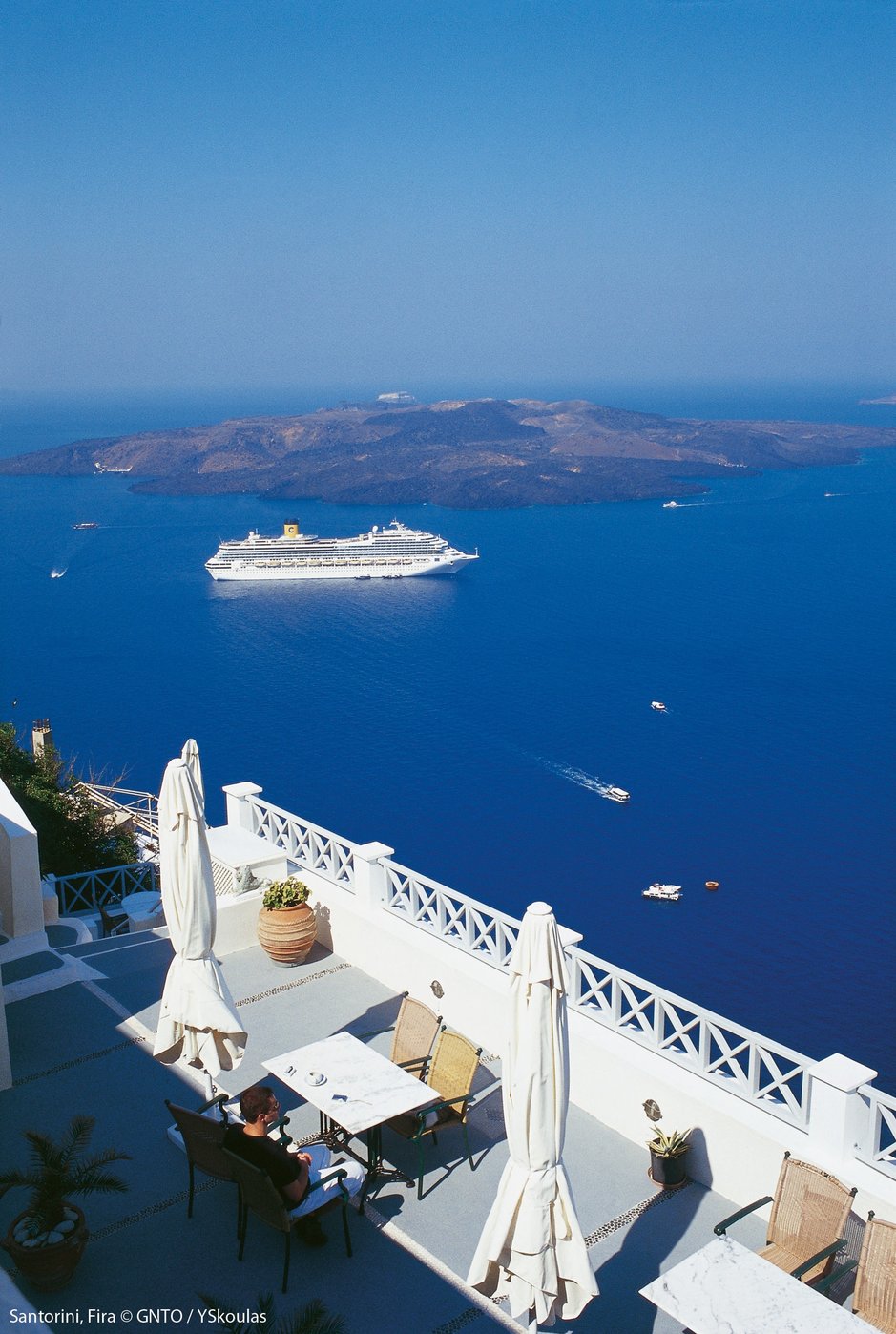 Santorini on yksi Kreikan suosituimmista risteilylaivojen pydähdyssaarista. 15 000 asukkaan saarella vierailee vuosittain yli miljoona kävijää ja saari on keskikesän sesongin aikaan vastaanottokykynsä äärirajoilla kun sen edustalle saattaa päivittäin ankkuroitua 4-5 jättiristeilijää. Äskettäin tehdyn päätöksen mukaan alkavan matkailukauden aikana päiväkävijöiden määrä rajataan 8 000:aan, joka sekin on hurja määrä ajatellen saaren kokoa ja infraa. Kuva GNTP/Y. Skoulas.
Santorini on yksi Kreikan suosituimmista risteilylaivojen pydähdyssaarista. 15 000 asukkaan saarella vierailee vuosittain yli miljoona kävijää ja saari on keskikesän sesongin aikaan vastaanottokykynsä äärirajoilla kun sen edustalle saattaa päivittäin ankkuroitua 4-5 jättiristeilijää. Äskettäin tehdyn päätöksen mukaan alkavan matkailukauden aikana päiväkävijöiden määrä rajataan 8 000:aan, joka sekin on hurja määrä ajatellen saaren kokoa ja infraa. Kuva GNTP/Y. Skoulas.