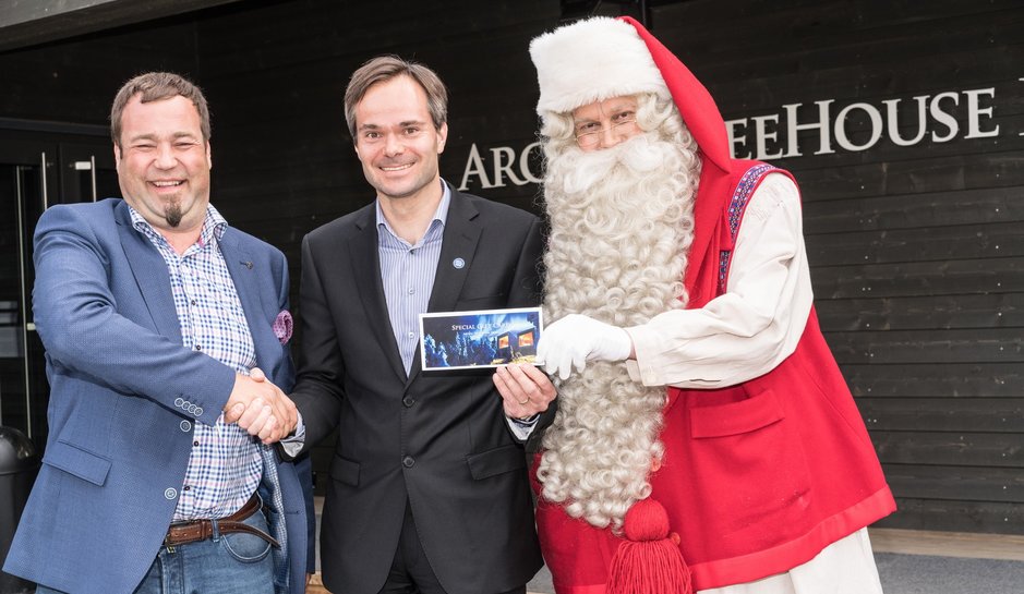 SantaParkin Ilkka Länkinen lahjoitti sata lahjakorttia ulkomaankauppaministeri Kai Mykkäselle lahjoitettavaksi ulkomailla lähestystöjen kautta. Joulupukki todistaa tapahtunutta. SantaParkin Ilkka Länkinen lahjoitti sata lahjakorttia ulkomaankauppaministeri Kai Mykkäselle lahjoitettavaksi ulkomailla lähestystöjen kautta. Joulupukki todistaa tapahtunutta.