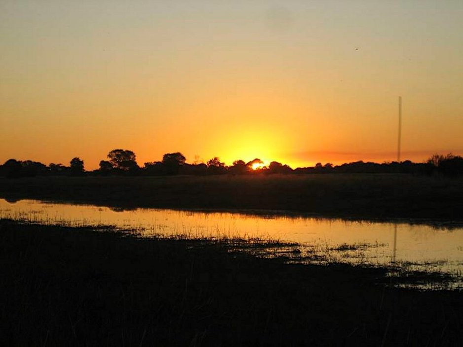 Aurinko laskee Afrikassa. Aurinko laskee Afrikassa.