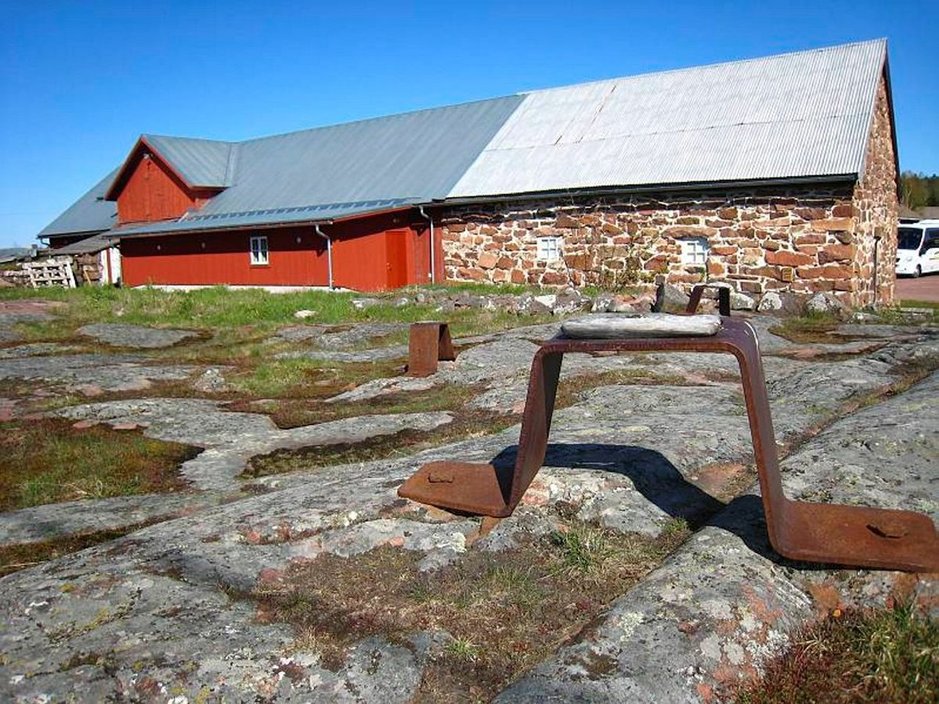 Önningebyn museo on rakennettu maatalouden, pulloken keräämisen ja autokaupan tuloilla. Önningebyn museo on rakennettu maatalouden, pulloken keräämisen ja autokaupan tuloilla.