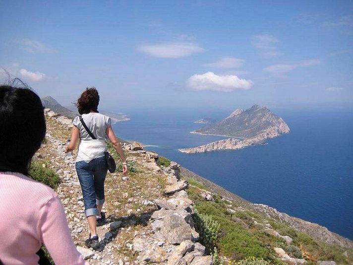 Yksinkertaisen elämän,<br />
yrtintuoksuinen AMORGOS Helsinki Yksinkertaisen elämän,<br />
yrtintuoksuinen AMORGOS Helsinki
