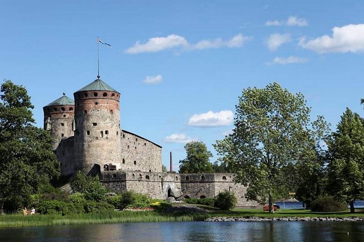 Vielä syksyn koleudessa<br />
Ihanat naiset oopperassa Helsinki Vielä syksyn koleudessa<br />
Ihanat naiset oopperassa Helsinki