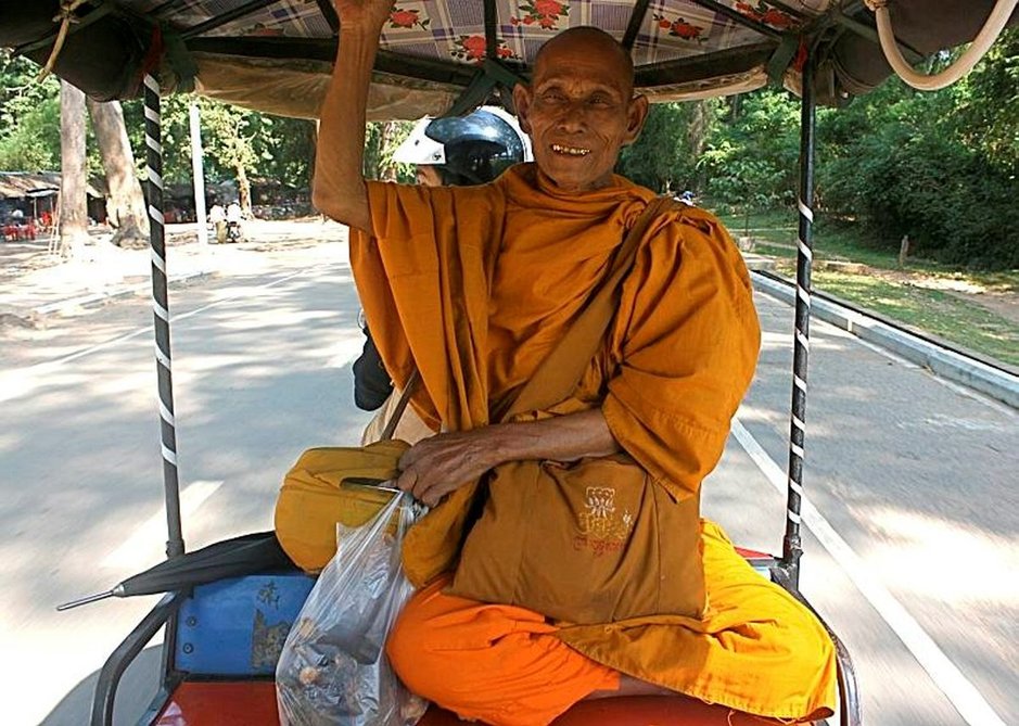Kambodzan kansan uskonnollisuutta eivät sodat tai julmuudet ole vaimentaneet. Kambodzan kansan uskonnollisuutta eivät sodat tai julmuudet ole vaimentaneet.
