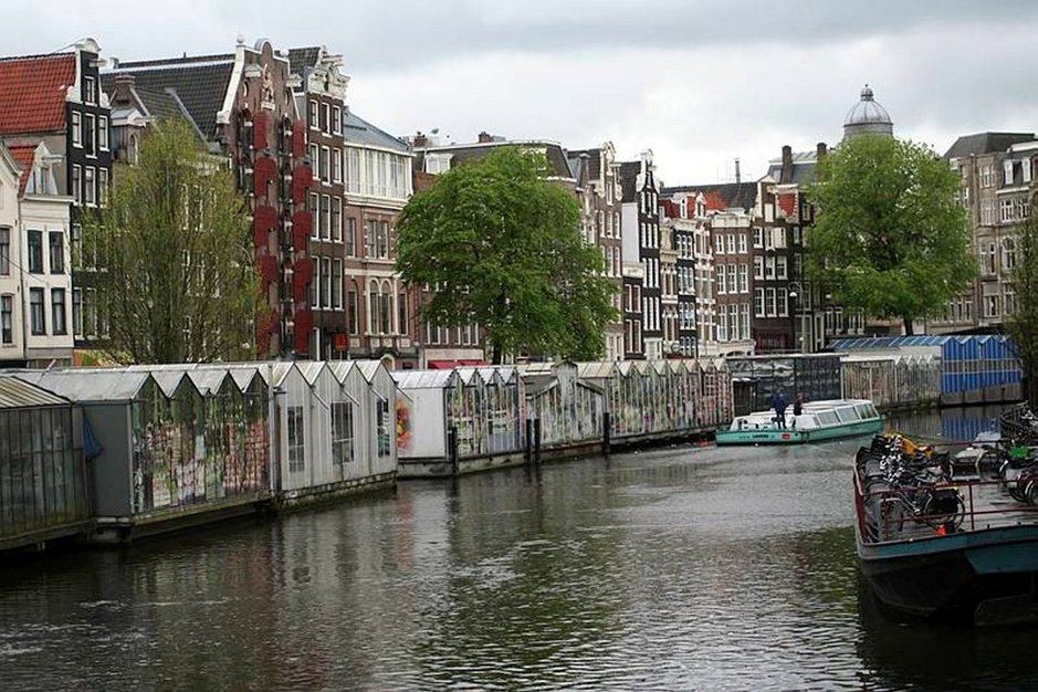 Rentoa elämän sykettä<br />
AMSTERDAMIN päivässä ja illassa Rentoa elämän sykettä<br />
AMSTERDAMIN päivässä ja illassa