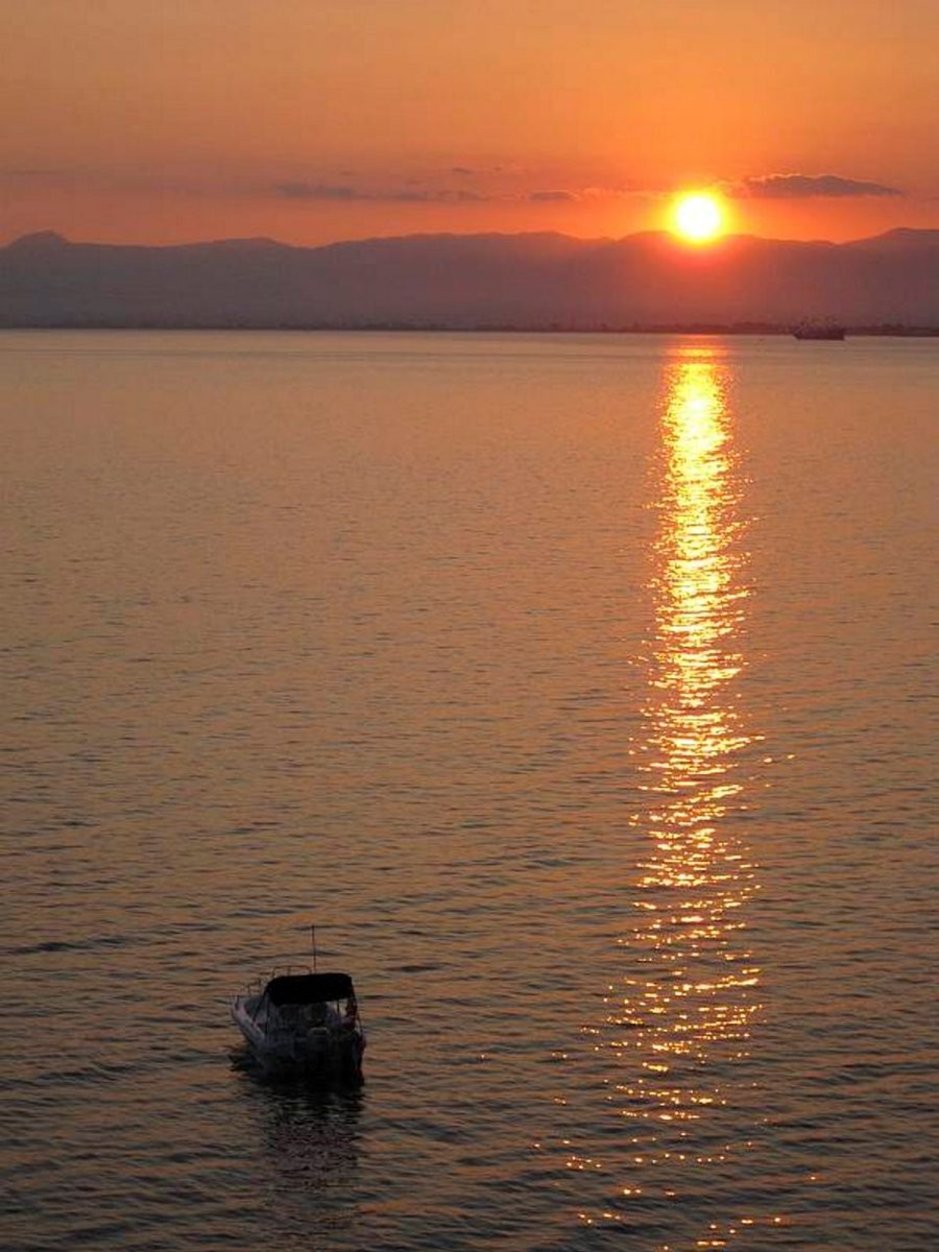 Auringonlasku Kalamatassa. Auringonlasku Kalamatassa.