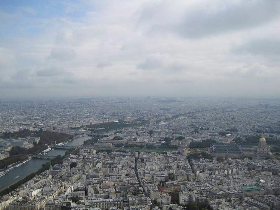 Näkymät Pariisiin Eiffel-tornin huipulta. Näkymät Pariisiin Eiffel-tornin huipulta.