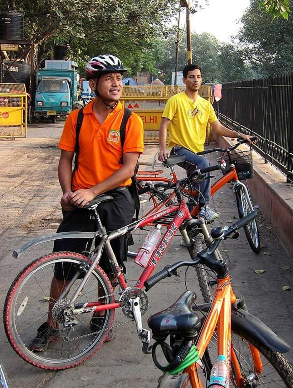 DelhiByCyclen oppaana työskentelevä Vijay tietää kaiken Delhin historiasta. DelhiByCyclen oppaana työskentelevä Vijay tietää kaiken Delhin historiasta.