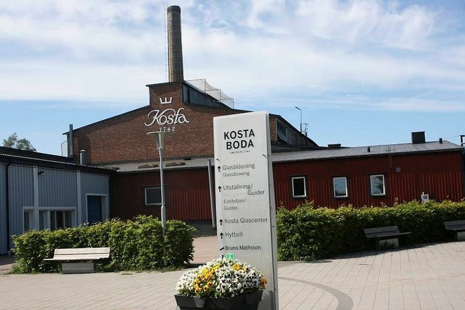 Kosta Boda on Ruotsin vanhin ja maineikkain lasitehdas. Kosta Boda on Ruotsin vanhin ja maineikkain lasitehdas.