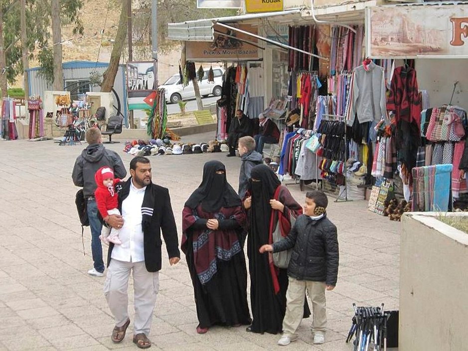 Jordanialaisperhe torilla Petran kaupungin ulkopuolella. Jordanialaisperhe torilla Petran kaupungin ulkopuolella.