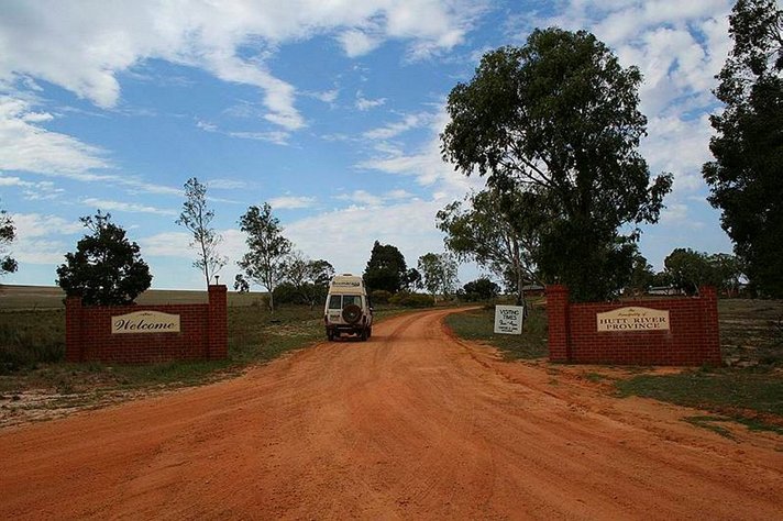 Veikeät pikkuvaltiot Australiasta Ruotsiin<br />
ovat jopa vain yhden henkilön luomuksia Veikeät pikkuvaltiot Australiasta Ruotsiin<br />
ovat jopa vain yhden henkilön luomuksia