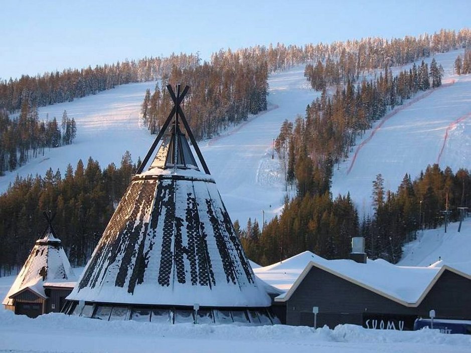 Kuvassa näkyvä kotaravintola on hetki sitten romahtanut ja vanha hotelliosa tuhoutunut. Kuvassa näkyvä kotaravintola on hetki sitten romahtanut ja vanha hotelliosa tuhoutunut.
