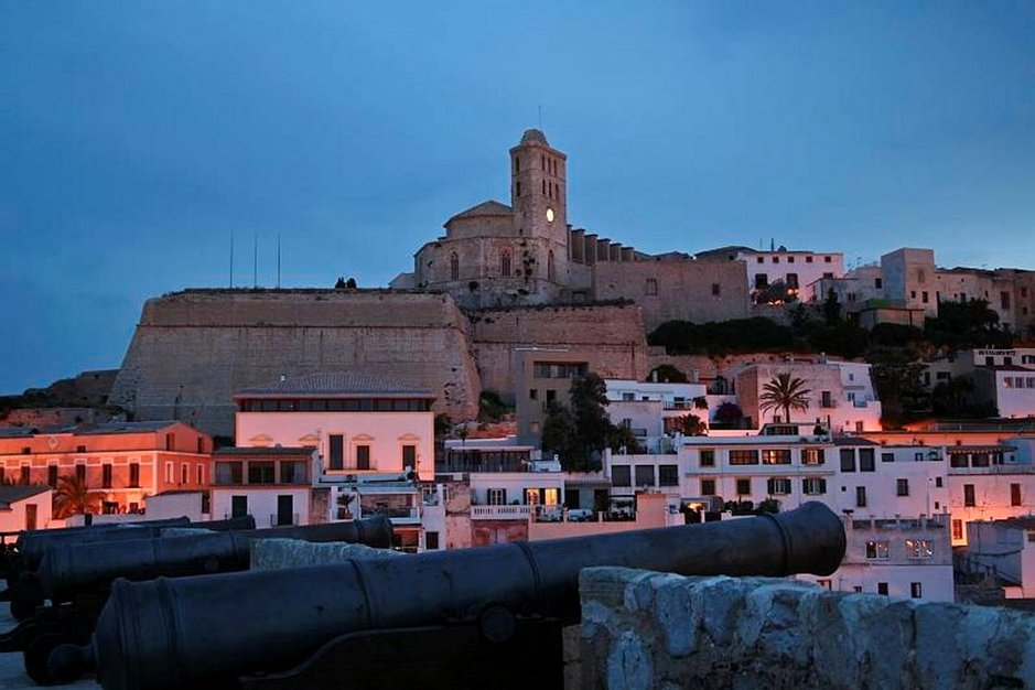 Ibiza Townin Vanhakaupunki illan pimetessä. Ibiza Townin Vanhakaupunki illan pimetessä.