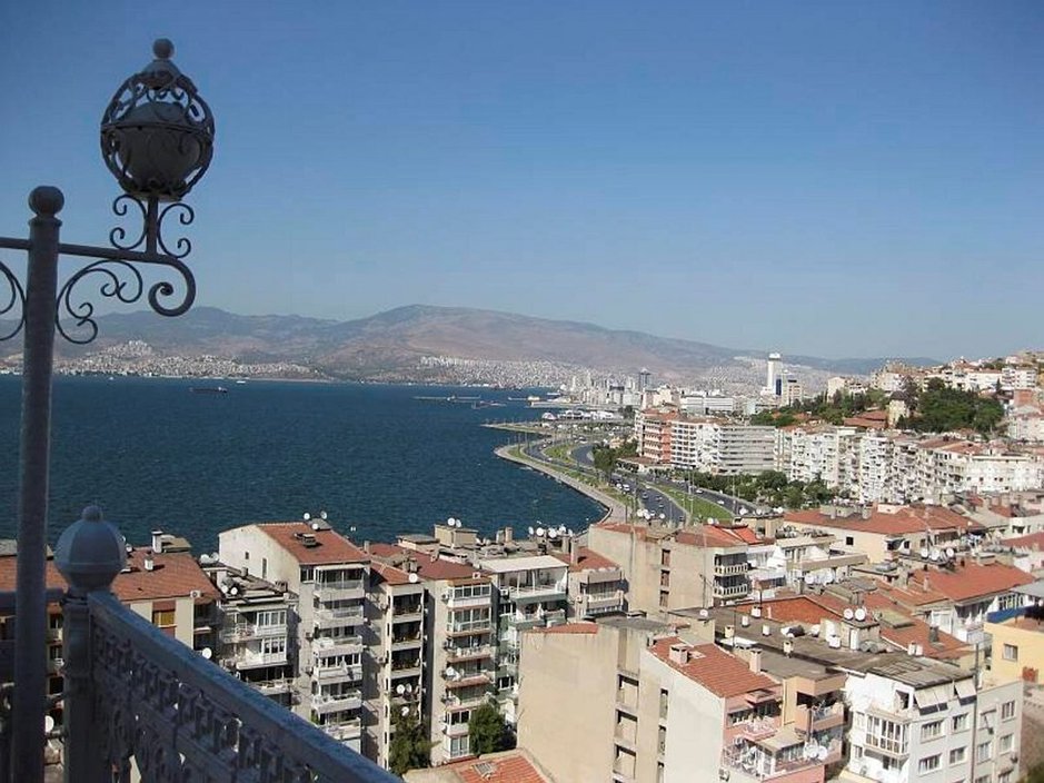 Historiaa ja terveysmatkailua<br />
Egeanmeren rannalla - IZMIR Historiaa ja terveysmatkailua<br />
Egeanmeren rannalla - IZMIR