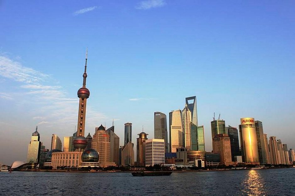 Keväinen Shanghai avautuu<br />
nyt edessäni utuisena
Keväinen Shanghai avautuu<br />
nyt edessäni utuisena