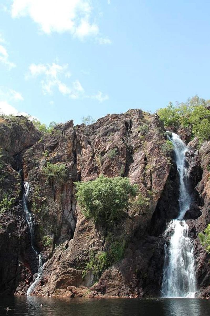Wangi Falls -vesiputous sijaitsee Litchfieldin kansallispuistossa pohjoisterritoriossa. Wangi Falls -vesiputous sijaitsee Litchfieldin kansallispuistossa pohjoisterritoriossa.