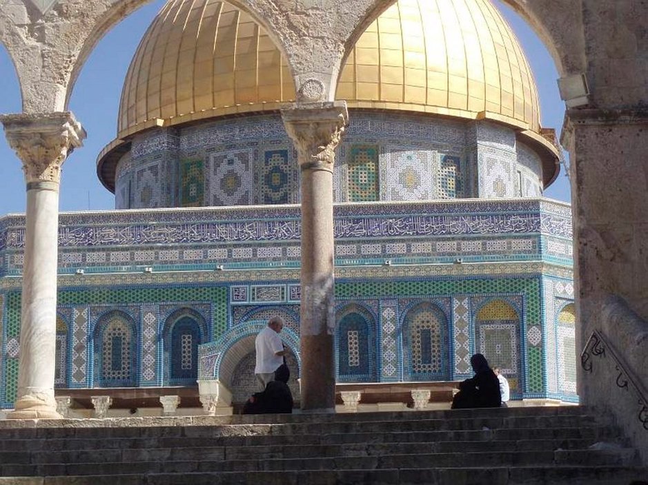 Sotilaan hajuvesi sekoittuu<br />
kolmen uskonnon pyhäkössä<br />
JERUSALEM Sotilaan hajuvesi sekoittuu<br />
kolmen uskonnon pyhäkössä<br />
JERUSALEM