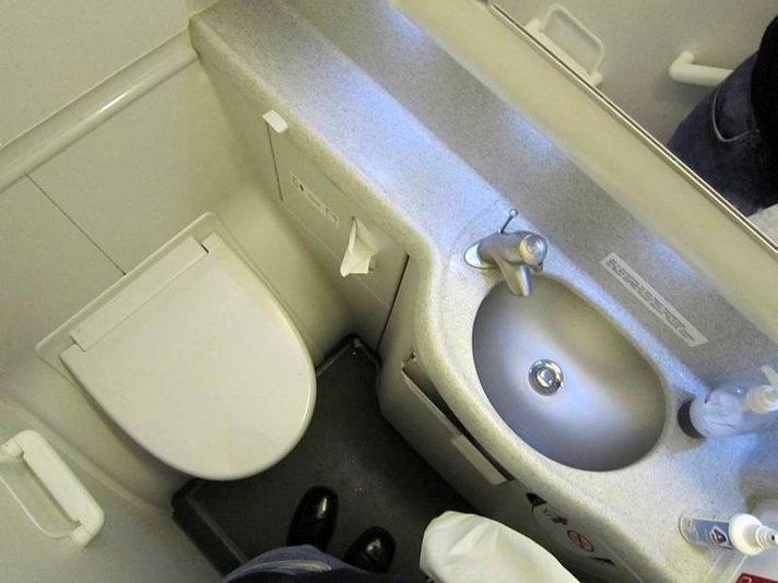 Lentomatkustajat haluavat vessa-<br />
maksut, pisuaarit ja naistenhuoneet Lentomatkustajat haluavat vessa-<br />
maksut, pisuaarit ja naistenhuoneet