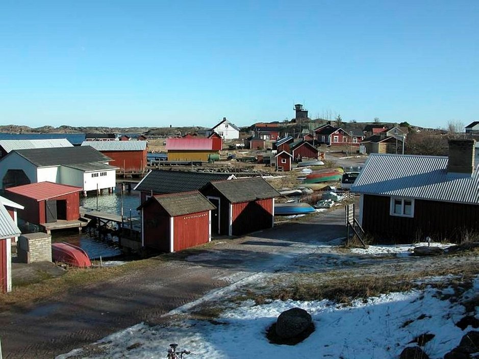 Utön kylän pääraitilla ei ole talviaamuna tungosta. Kyläkauppa on kuvassa oikealla. Utön kylän pääraitilla ei ole talviaamuna tungosta. Kyläkauppa on kuvassa oikealla.
