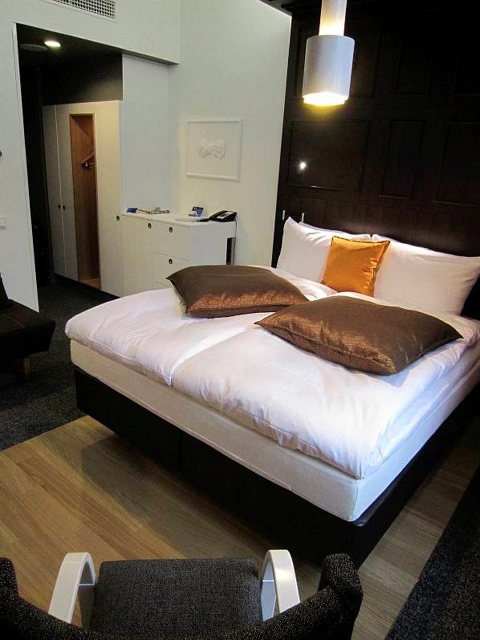 Toisinaan hotellivieraan matkalaukkuun eksyy hotellihuoneesta aamutakki ja kylypyyhe. Toisinaan hotellivieraan matkalaukkuun eksyy hotellihuoneesta aamutakki ja kylypyyhe.