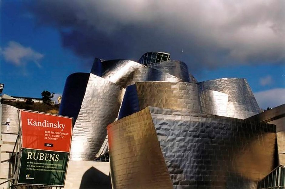Bilbaon Guggenheim on yksi Euroopan merkittävimmistä rakennuksista ja museoista. Bilbaon Guggenheim on yksi Euroopan merkittävimmistä rakennuksista ja museoista.