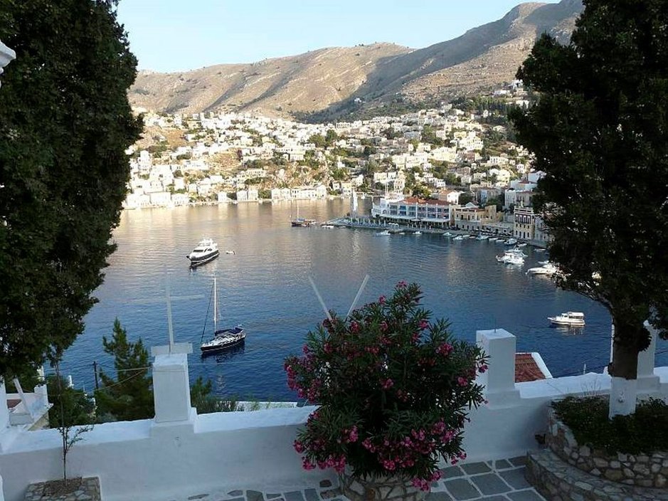 Kreikan idyllinen SYMI houkuttelee<br />
poukamiin ja syömään katkarapuja Kreikan idyllinen SYMI houkuttelee<br />
poukamiin ja syömään katkarapuja