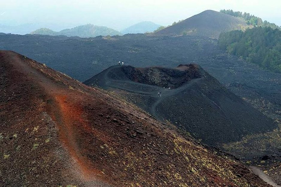 ETNA ei ole helppo kohde,<br />
mutta palkitsee vaeltajansa ETNA ei ole helppo kohde,<br />
mutta palkitsee vaeltajansa