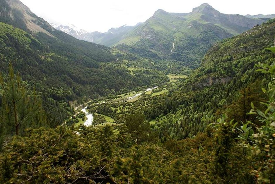 Näkymä Bujaruelon laakson pohjoispuolelta, josta "La Ruta de los Perdidos" korkean vuoriston vaellusreitin voi aloittaa. Näkymä Bujaruelon laakson pohjoispuolelta, josta "La Ruta de los Perdidos" korkean vuoriston vaellusreitin voi aloittaa.