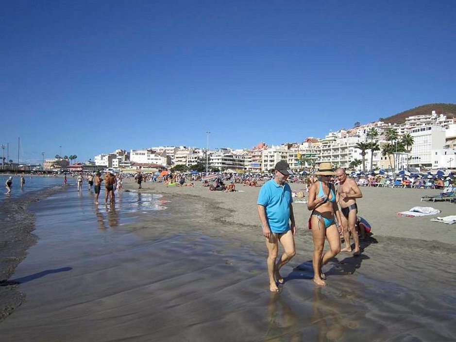 Öljy uhkaa nyt myös naapurisaarta Teneriffaa ja La Gomeraa. Myös Los Christianoksen ranta on vaarassa. Öljy uhkaa nyt myös naapurisaarta Teneriffaa ja La Gomeraa. Myös Los Christianoksen ranta on vaarassa.