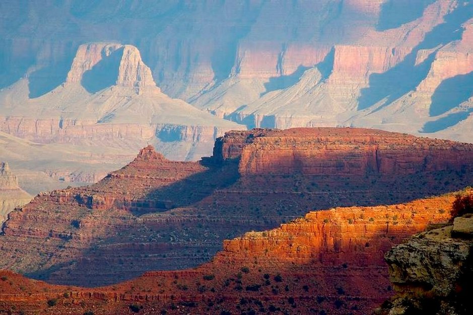 Grand Canyon viehättää kokonsa ja väriensä ansiosta. Grand Canyon viehättää kokonsa ja väriensä ansiosta.