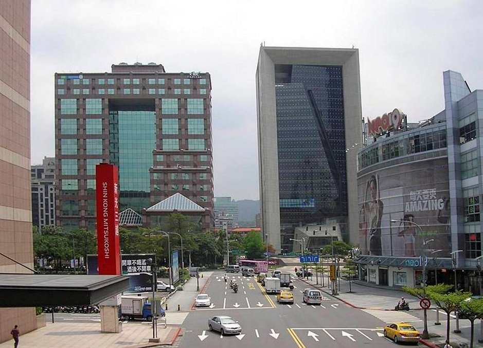 Taipein moderni liikekeskusta tarjoaa kontrastin perinteisille ostoskaduille. Taipein moderni liikekeskusta tarjoaa kontrastin perinteisille ostoskaduille.